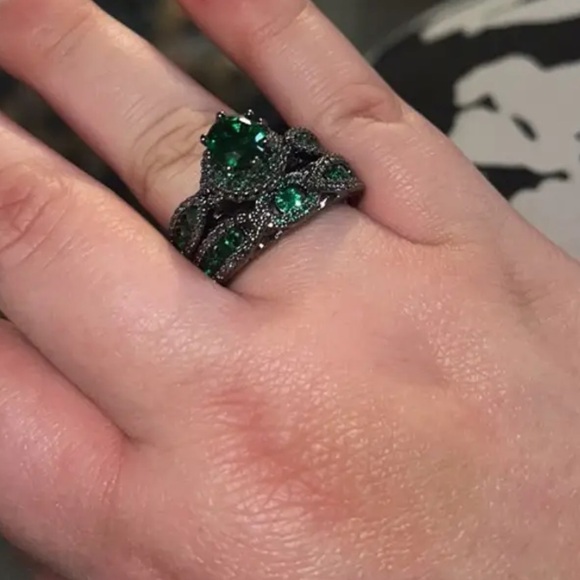 Green and Silver Women's Ring size 8 - Picture 3 of 8